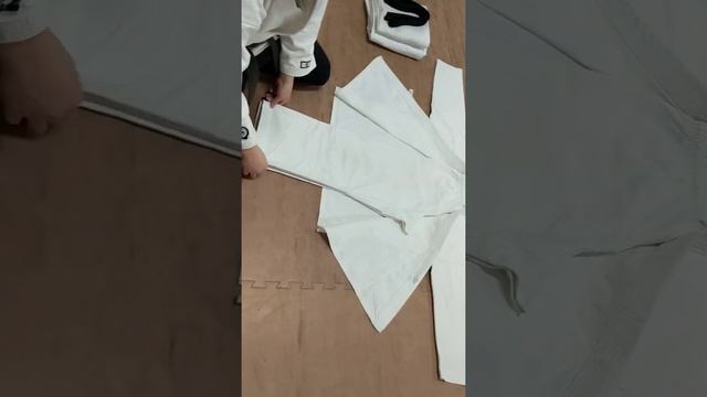 How to fold and carry your Karate Gi like a PRO! Option 1 смотреть онлайн