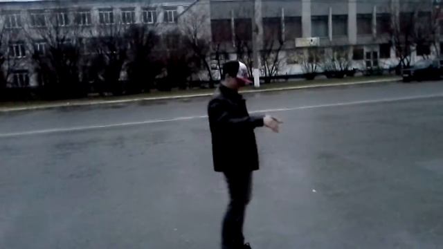 Танцует ночью по среди проезжей части! Парень псих смотреть онлайн