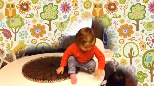 Крутящийся стол - отличное решение для игры с подвижным ребенком! смотреть онлайн
