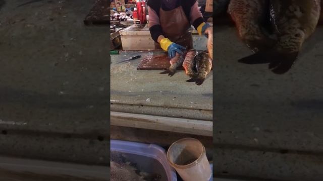 разделка сазана на бакинском рынке, 8-ой км смотреть онлайн