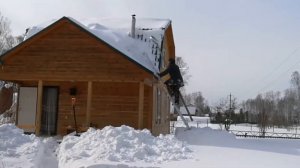 Как сбросить снег с высокой крыши приспособление