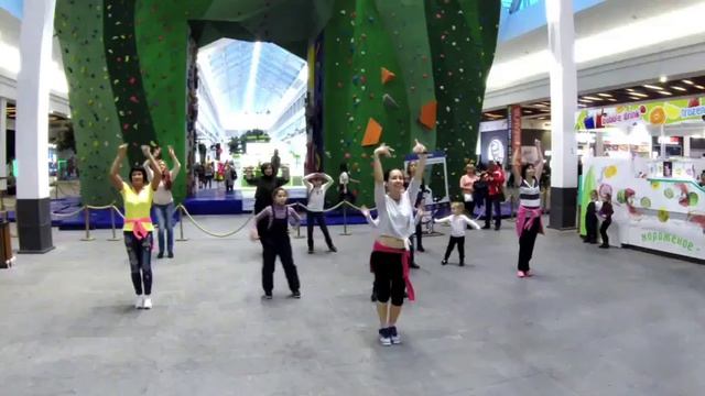 Мастер-класс Зумба с Мари в ТЦ «Zеленопарк» / Master class Zumba with Mari, Moscow 2017 смотреть онлайн