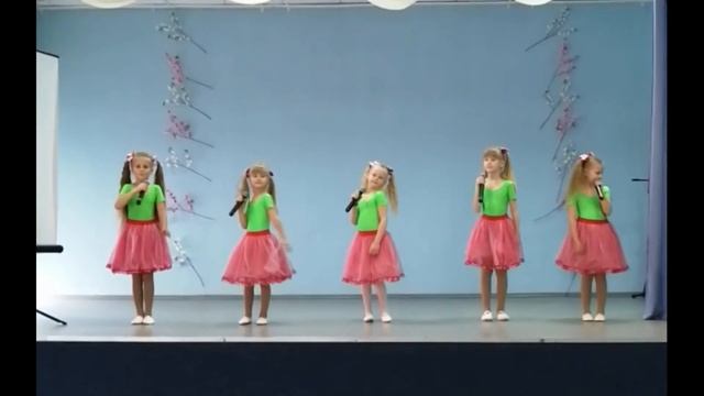 Ансамбль "Первоклашки" "Ягодки" (Музыка К. Костина, слова И. Лагерева) смотреть онлайн