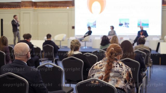 Audience listens to the lecturer смотреть онлайн