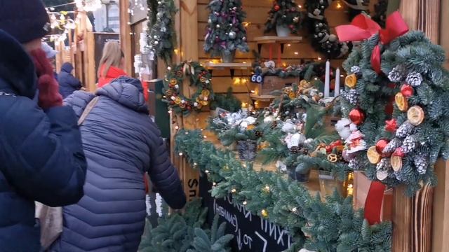 У Комаровского рынка открылась рождественская ярмарка смотреть онлайн