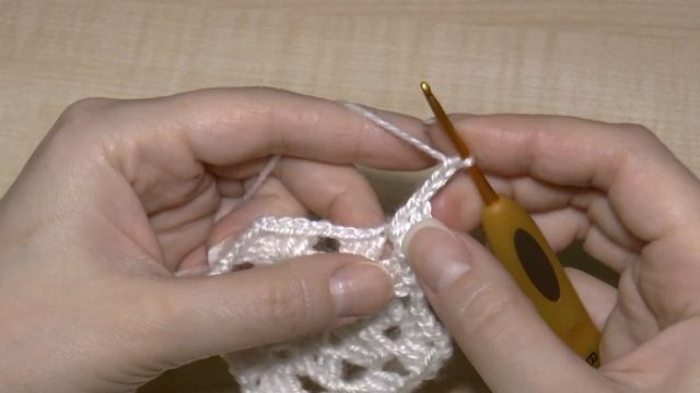 Новогодняя салфетка-подставка крючком (1 часть). Подробный процесс вязания для начинающих. смотреть онлайн