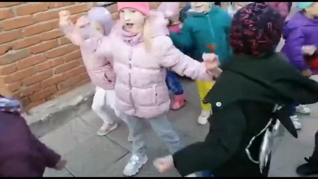 Позитивия 11 11 2020 Гимнастика, танцы и поделка клип из детского сада воспитатель Любовь Горлова смотреть онлайн
