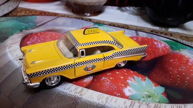 Обзор на столе 1957 Chevrolet Bel Air Kinsmart Taxi смотреть онлайн