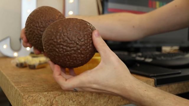 What's Inside A Giant Ferrero Rocher ?  ( Ferrero Rocher Grand )