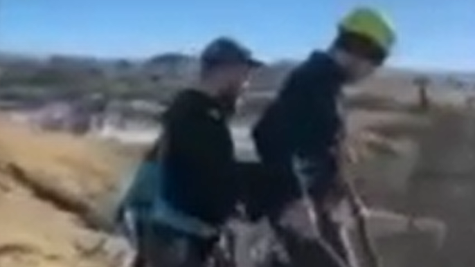 И всё таки его сбросили. смотреть онлайн