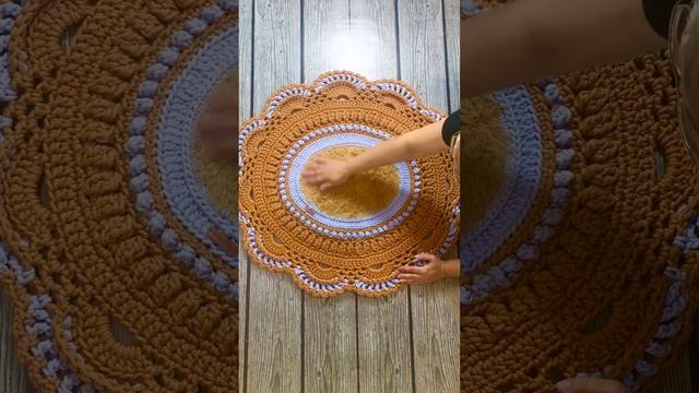 Обзор овального коврика вязанного крючком из шнура с меховой вставкой