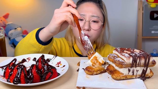 🍓초콜릿 티라미수 케이크🍰 딸기 초코시럽 디저트 먹방 Dessert Mukbang | Chocolate Tiramisu Cake | チョコレートティラミスケーキ смотреть онлайн
