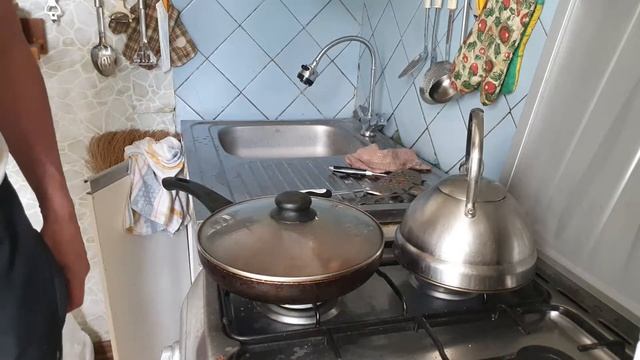 Добавляю соль в жареное мясо смотреть онлайн