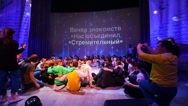 Саша Ч. поет на сцене в кругу друзей смотреть онлайн