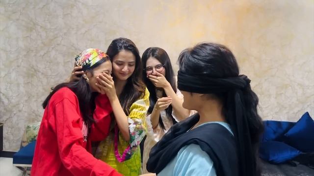 Guess the family member blindfolded Challenge | Rabia Faisal | Sistrology смотреть онлайн