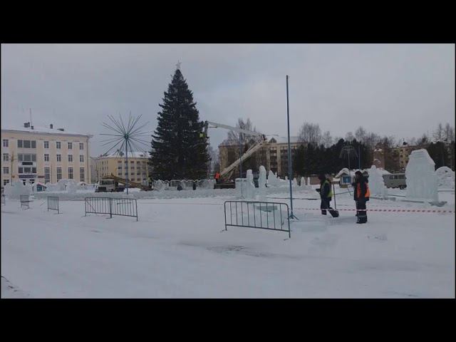 На Стефановской площади в Сыктывкаре убирают новогоднюю елку смотреть онлайн