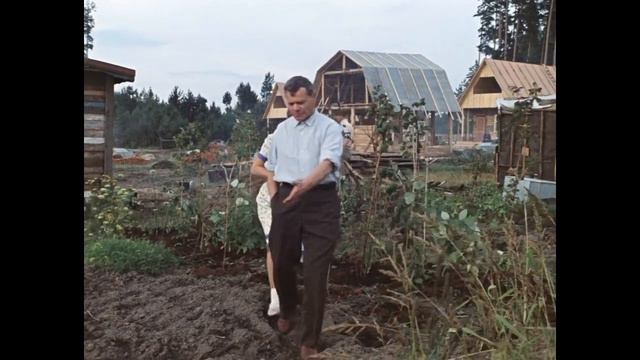 Moscow Does Not Believe in Tears (1980) by Vladimir Menshov, Clip: The girls visit Nikolai's parent смотреть онлайн