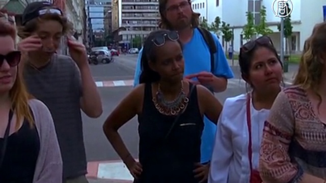 В Будапеште водят экскурсии в цыганский район смотреть онлайн