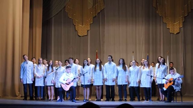 Праздник "За честь школы". 23.01.2017. Старые добрые переделанные песни. Дети в белых халатах. смотреть онлайн