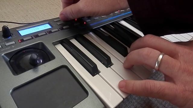 Novation Xio 25 demo - Tiny synth, VERY big sounds смотреть онлайн