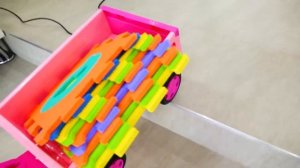 Влад и Никита строят цветной детский домик и играют