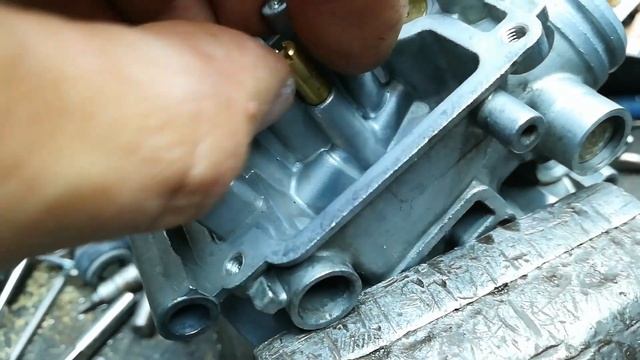 мотоцикл Suzuki 1200 в карбюраторе сломался метчик удаляем плюс восстанавливаем резьб смотреть онлайн