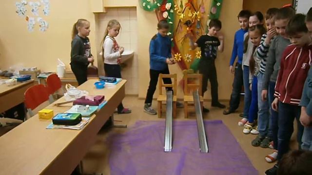 Традиция. Пасхальное катание яиц. смотреть онлайн