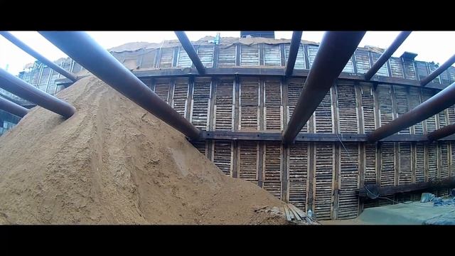 Падение 1,5 куба песка с 15 метров смотреть онлайн