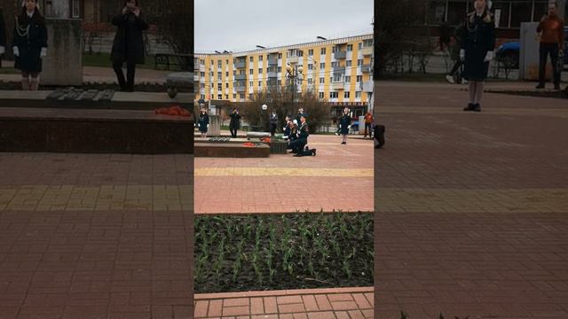 Почётный караул у Вечного огня возле памятника маршалу Жукову Г.К. в Калуге. смотреть онлайн