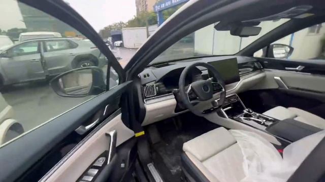 Voyah Free 4WD. Полноприводный кроссовер с панорманой крышей и ассистентами безопасности. смотреть онлайн