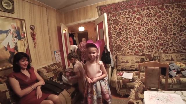 Алиса и Василиса встречают Новый Год: подарки, Дед Мороз, стихи и куранты. Детский видеоблог. смотреть онлайн