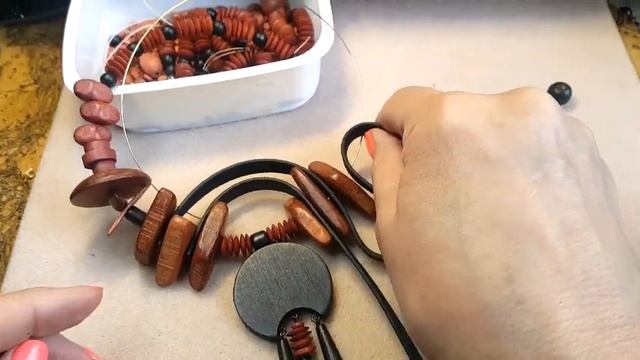 Стильные украшения из деревянных бусин. Переделка бус.13.04.2022 смотреть онлайн