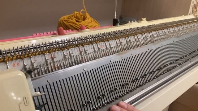 Шапка резинкой из толстой пряжи на вязальной машине смотреть онлайн