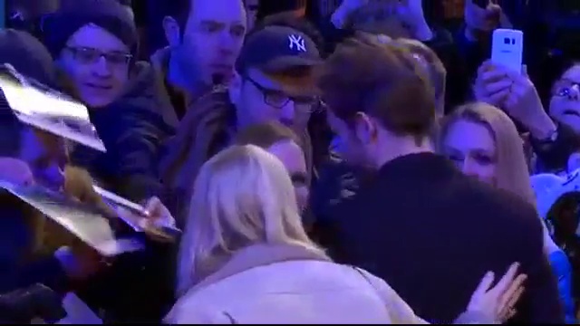 Robert Pattinson walks red carpet for Damsel premiere смотреть онлайн