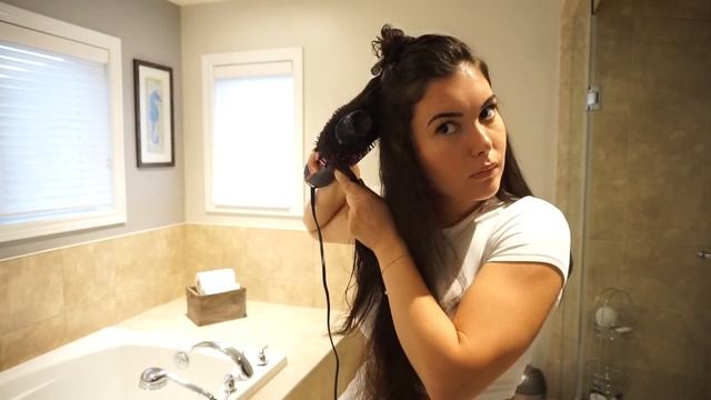 REVLON One-Step Hair Dryer: SALON STYLE BLOWOUT (Curly, Frizzy Hair) смотреть онлайн