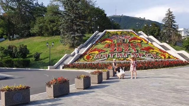Пятигорск. Сквер Л.Н.Толстого. Бывший отель 'Эрмитаж'. Клумба-календарь. гора Машук. Спасский собор смотреть онлайн
