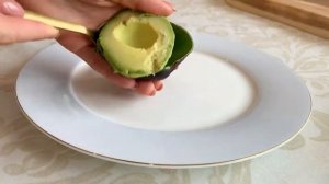 Салат с авокадо, сыром моцарелла и соусом песто