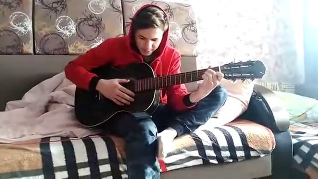 Мальчик поёт песню/северный ветер на гитаре смотреть онлайн