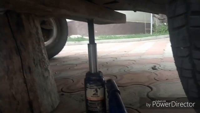 Как правильно подымать домкратом автомобиль чтобы домкрат не закусило под авто? смотреть онлайн