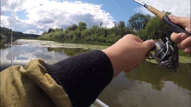 Рыбалка на спиннинг на всплеск на реке летом | Ловля голавля смотреть онлайн