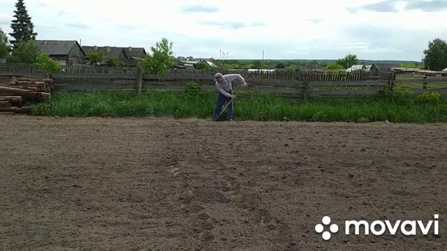 Деревенский фитнес №7. Рыхление почвы инновационной "приблудой". ? смотреть онлайн