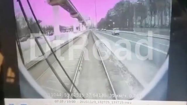 Водитель иномарки залетел под трамвай в Продольном проезде Москвы смотреть онлайн