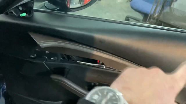 Як демонтувати карту передньої дверки Mazda CX-30/ Как снять карту передней двери Мазда СХ-30