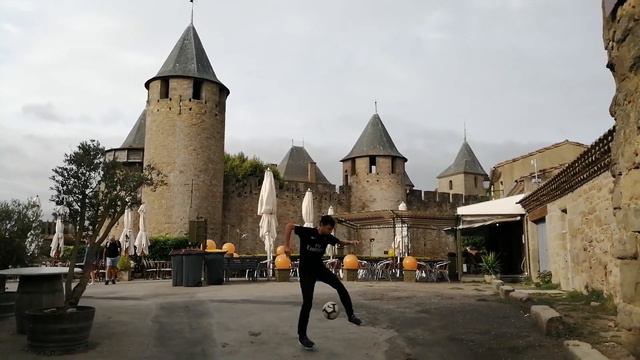 Freestyle FOOT A CARCASSONNE [2019-2020] visite de Carcassonne avec des freestylers SUPERBES GESTE смотреть онлайн