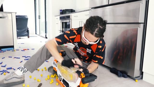 Nerf War: Million Subscribers Battle смотреть онлайн