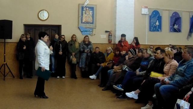 Разговор директора школы с родителями проходил в накаленной обстановке смотреть онлайн