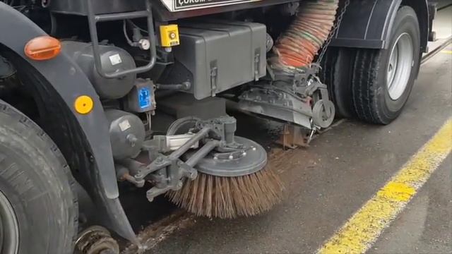 Вакуумная подметально-уборочная машина для уборки трамвайных путей на базе КамАЗ, Mercedes