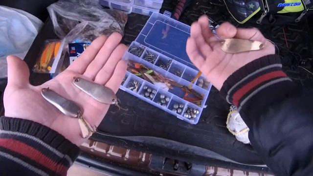 Рыбалка в ГЛУХОЗИМЬЕ на спиннинг ! Зимняя рыбалка на микроречке ! смотреть онлайн