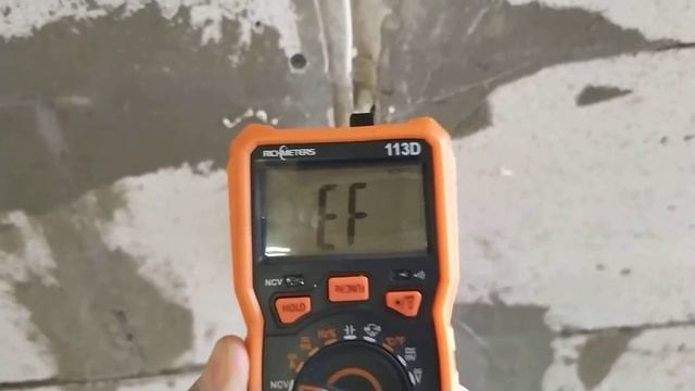 Мультиметр RICHMETERS RM113D как работает NCV поиск проводки в стене смотреть онлайн