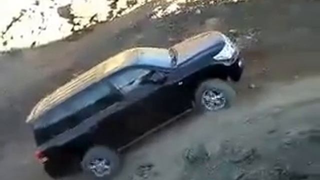 Копия видео Land Cruiser 200 забирается на гору смотреть онлайн